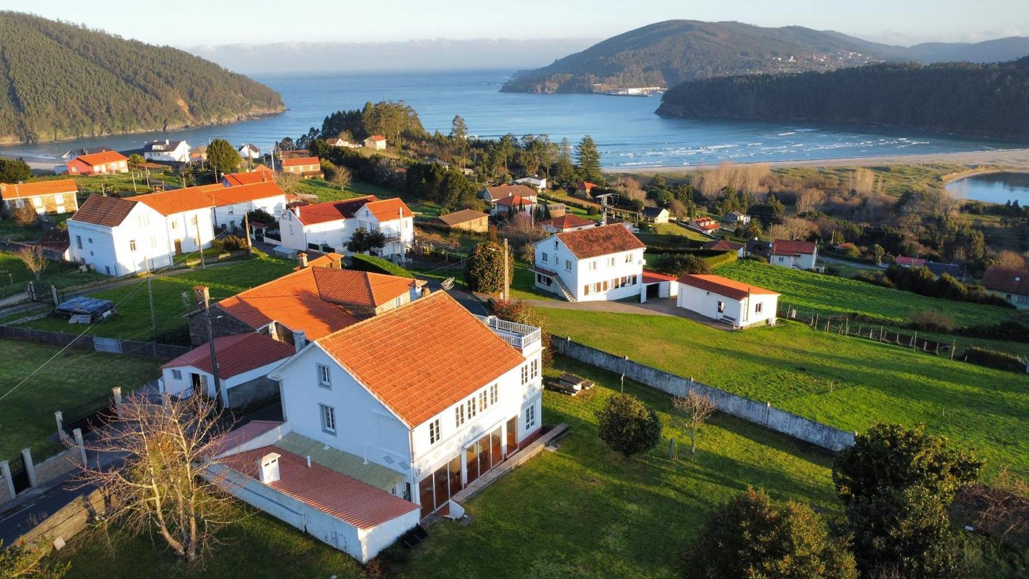 Beachfront Surf & Holiday House, Charming & Quiet Villarrube ภายนอก รูปภาพ
